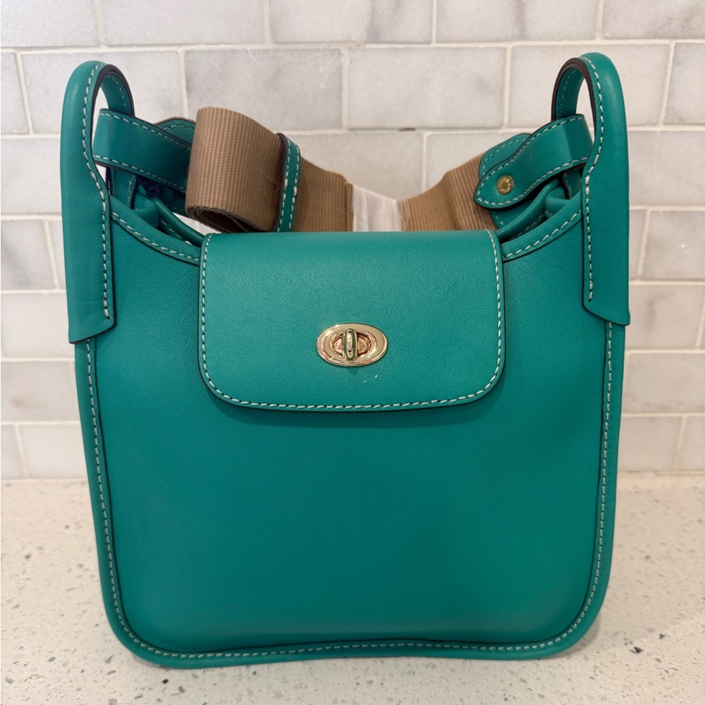 Rare Dooney & Bourke Emerald Messenger 25 Bag